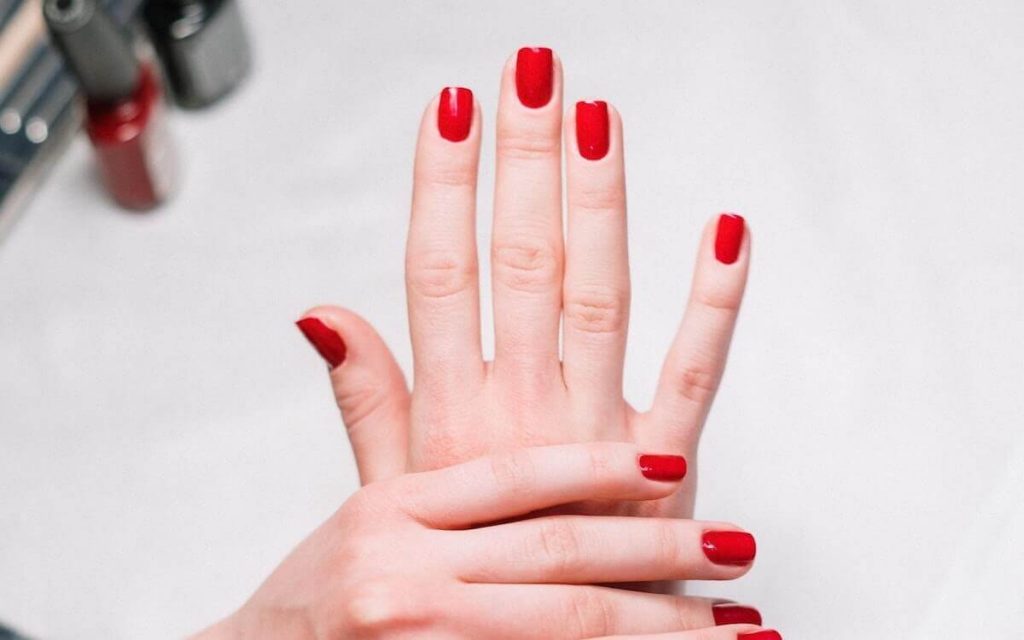 4. Manicure em Tons Vermelhos